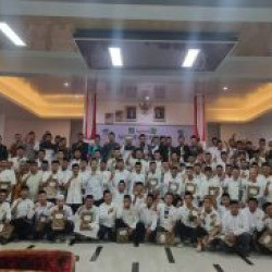 Tasyakuran Wisuda Dirosa Wahdah Takalar Dibuka Staf Ahli PJ. Bupati