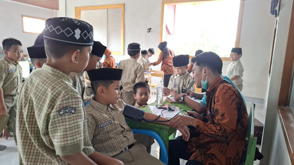 Pantau Kesehatan Anak Didik, SDIT Wahdah Sinjai Gandeng Tenaga Medis dari Puskesmas