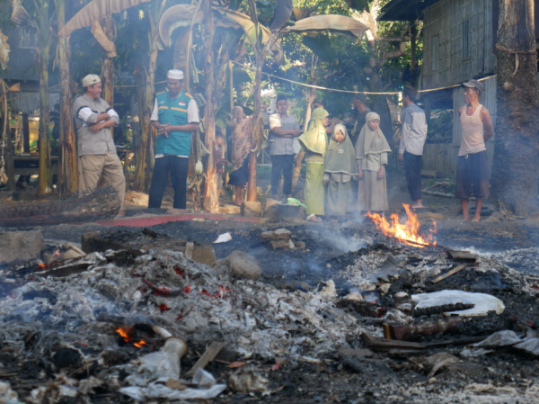 WIZ Soppeng bersama DPC Wahdah Islamiyah Lilirilau Salurkan Bantuan untuk Korban Kebakaran