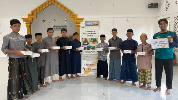 Keceriaan Santri PPTQ WI Sinjai di Penghujung Hari: “Tebar Paket Buka Puasa” dari WIZ Sinjai